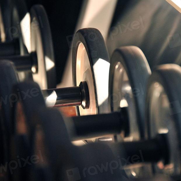 Pesas y discos ordenados en el gimnasio
